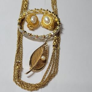 Elegant Gold  Tone  Jewelry Set with Pearls